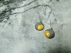 Description des boucles d'oreilles artisanales en raku jaune et noire