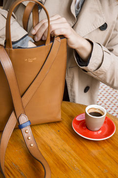 eshop maroquinerie atelier la colombe petit sac cabas cuir marron lisere bleu fait main paris sellier leather shopping bag made in france antoine alves