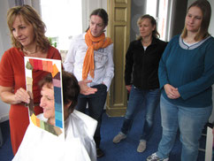 Beim Jobcenter führt Antje Lindner die farbberatung für Kursteilnehmer durch am Analysespiegel mit den Jahreszeiten Rahmen.