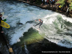 Les Surfers de l'Eisbach dans le jardin anglais sont une véritable attraction touristique de Munich.