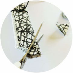 Bild: DIY PomPoms aus Servietten basteln - Mit dieser Schritt-für-Schritt Anleitung kannst Du PomPoms aus Servietten als Deko für die Party oder Hochzeit ganz einfach selber basteln; gefunden auf www.partystories.de