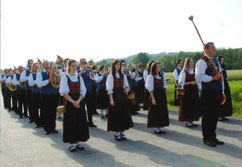 Die JMK in Marschformation empfängt die Gastkapellen