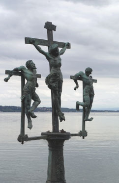 Das Bodenseekreuz zeigt das liebevolle und konsequente Verhalten Jesu gegenüber den Mitgekreuzigten. Es ist für uns als Lehrstück zu verstehen.
