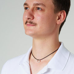 Brezel am Lederband für den Mann: großer und kleiner Kettenanhänger in Brezel-Form aus der perlenpool Schmuck Design Werkstatt 