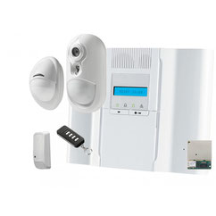 Pack "Confort+Video" : Ce pack est constitué de base d'une centrale d'alarme GSM/RTC avec sirène 120DB et clavier Tactile, d'un contacteur d'ouverture, d'un détecteur de mouvement infrarouge, de 2 télécommandes, 1 Caméra IP, une Application pour Mobile.