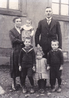 Die Familie von Mathias Großmann und Katharina Gimmler aus Steinberg mit den Kindern Reinhold, Eduard ("Edi"), meiner Schwiegermutter Elfriede ("Friede") und Josef ("Sepp")