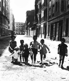 Niños jugando en el barrio del Cabañal en València