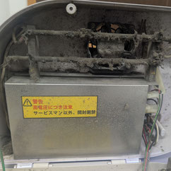 背面カバーを開けると放電針にホコリが溜まりマイナスイオンが出ていません
