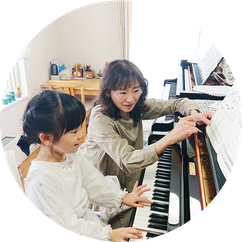 札幌市西区・札幌市中央区から通える2台のグランドピアノを使った音楽教室、平間ゆかりピアノ教室のレッスンでは、2台のピアノで、生徒さんと片手ずつ練習をしていても、まるで両手で弾いている感覚を味わうことができます。