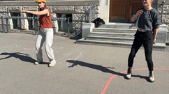 Zwei Frauen üben die Lockerungsübungen in einem Schulhof in Zürich.