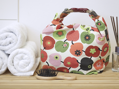 Lunch- & Wetbag von himmelrosa, hier mit Apfelmotiv im Retrolook