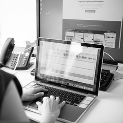 Dossiers posés sur bureau