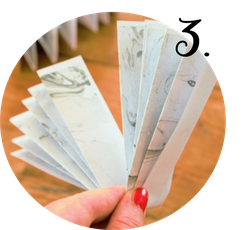 Bild: DIY Papier Rosetten und Papierfächer - mit dieser Anleitung Papierfalter als Partydeko und Hochzeitsdeko einfach selber machen, gefunden auf www.Partystories.de