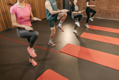 Fitte Belegschaft beim Herz-Kreislauf-Training