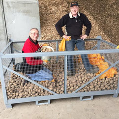 M.Pinnow (rechts) und ein Kollege beim Kartoffeln absacken