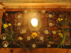 pequeno altar com velas e flores