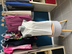 Schaufenster Puppe mit weißem Top vor Kleiderstange. ChaWe-Naturmode