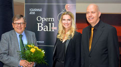 Ein neues Konzept hat Volker Grass (rechts) sich mit Vanessa Halm erdacht. Der bisherige Veranstalter Franz von Falkenhausen vom Kirchbauverein ist mit im Boot, er organisiert die Tombola. Foto: Wolfgang Zitzmann (KBV)