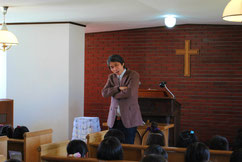 2014年7月17日（木） 年長さんの礼拝の時の一枚。教育実習に来ていた学生さんによる撮影