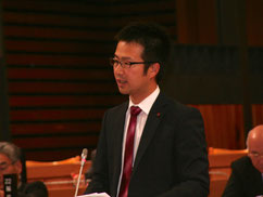 12年12月議会で質問に立つ大国陽介