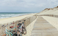 image d'une plage avec des vélos