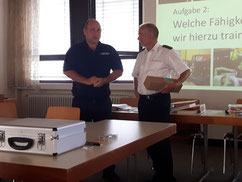 Unser stellvertretender Wehrleiter Böser überreichte Dr. Pulm zum Dank ein kleines Geschenk.