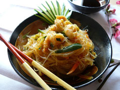 Spaghetti di soia con verdure e gamberi ricetta