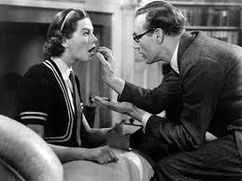 Dr. Higgins macht aus dem Blumenmädchen Eliza Doolittle eine feine Dame. 