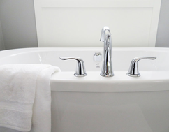 Eine Badewanne wo jemand Baden Geht