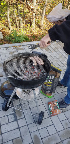 Foto einer Hand die zwei Getränkedosen hält, eine Zitronenlimonade und einen Energydrink