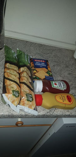 Foto der Schüssel mit fünf Muffins und mit Frischhaltefolie abgedeckt.