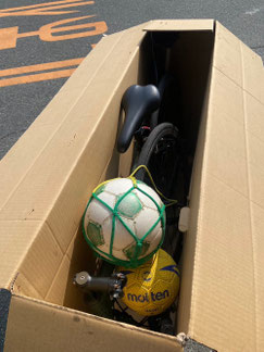 自転車配送用ダンボールの隙間に荷物を詰めた最終梱包状態