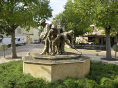 Sehenswürdigkeiten Burgund: Denkmal in Pouligny-Montrachet aus Bronze. Versinnbildlichung aller Arbeiten des Weinanbaus.