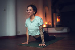Aus der Vogelperspektive fotografierte Personen, die Yoga üben auf Yogamatten