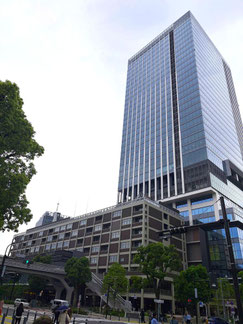BASEGATE横浜関内:手前は旧市庁舎(ホテル)