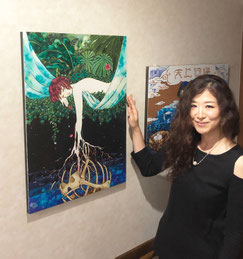 作品を横に立つ管理者本人