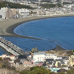 2023年2月江の島シーキャンドル展望台フロアから砂州が見える