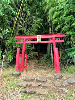 ▲栢ノ木にある八幡神社入口