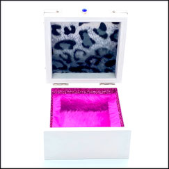Holzbox,Geschenkbox in weiß mit Aufdruck Happy Birthday in bunten Farben für Geburtstag.Innen verziert mit Plüsch in berry.Zierecken aus Metall.Ein Strassknöpfchen als Verschluss