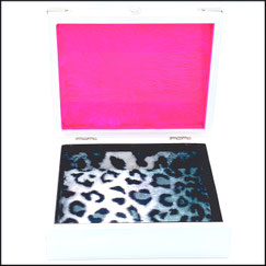 Holzbox Geschenkbox in weiß für Hochzeit. Druck Just Married in  pink und gelb retro.mit Animalprint..Die Box ist verziert mit Zierecken aus Metall.Ein Strassknöpfchen als Verschluss