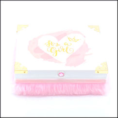 Holzbox Geschenkbox in weiß für Taufe,Geburt Mädchen,personalisierbar mit Name,Gewicht,Geburtszeit.Druck weißes Herz auf rosa Hintergrund.Verziert mit rosa Plüsch.Die Box ist verziert mit Zierecken aus Metall.Ein Strassknöpfchen als Verschluss
