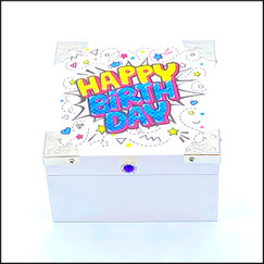 Holzbox,Geschenkbox in weiß mit Aufdruck Happy Birthday in bunten Farben für Geburtstag.Innen verziert mit Plüsch in berry.Zierecken aus Metall.Ein Strassknöpfchen als Verschluss