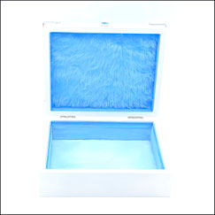 Box  in weiß für Taufe,Geburt Junge,personalisierbar mit Namen und Datum, Gewicht,Geburtszeit.Druck weißes Herz auf hellblauen Hintergrund.verziert mit hellblauen Plüsch.