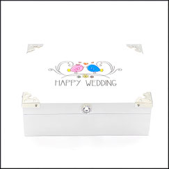 Holzbox,Geschenkbox in weiß mit Aufdruck Happy Wedding in bunten Farben für Hochzeit.Personalisierbar.verziert mit Zierecken aus Metall.Ein Strassknöpfchen als Verschluss