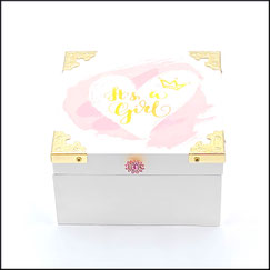 Holzbox Geschenkbox in weiß für Taufe,Geburt Mädchen,personalisierbar mit Name,Gewicht,Geburtszeit.Druck weißes Herz auf rosa Hintergrund.Die Box ist verziert mit Zierecken aus Metall.Ein Strassknöpfchen als Verschluss