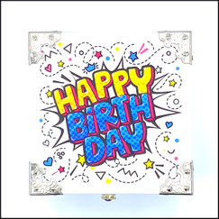 Holzbox,Geschenkbox in weiß mit Aufdruck Happy Birthday in bunten Farben für Geburtstag.Innen verziert mit Plüsch in berry.Zierecken aus Metall.Ein Strassknöpfchen als Verschluss