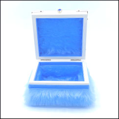 Box  in weiß für Taufe,Geburt Junge,personalisierbar mit Namen und Datum, Gewicht,Geburtszeit.Druck weißes Herz auf hellblauen Hintergrund.verziert mit hellblauen Plüsch.verziert mit Zierecken aus Metall.Ein Strassknöpfchen als Verschluss