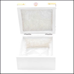 Holzbox Geschenkbox in weiß für Taufe,Geburt Mädchen,personalisierbar mit Name,Gewicht,Geburtszeit.Druck weißes Herz auf rosa Hintergrund.Verziert mit weißen Plüsch.Die Box ist verziert mit Zierecken aus Metall.Ein Strassknöpfchen als Verschluss