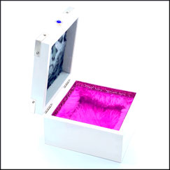 Holzbox,Geschenkbox in weiß mit Aufdruck Happy Birthday in bunten Farben für Geburtstag.Innen verziert mit Plüsch in berry.Zierecken aus Metall.Ein Strassknöpfchen als Verschluss