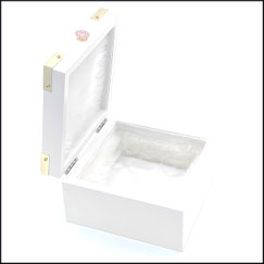 Holzbox Geschenkbox in weiß für Taufe,Geburt Mädchen,personalisierbar mit Name,Gewicht,Geburtszeit.Druck weißes Herz auf rosa Hintergrund.Verziert mit weißen Plüsch.Die Box ist verziert mit Zierecken aus Metall.Ein Strassknöpfchen als Verschluss
